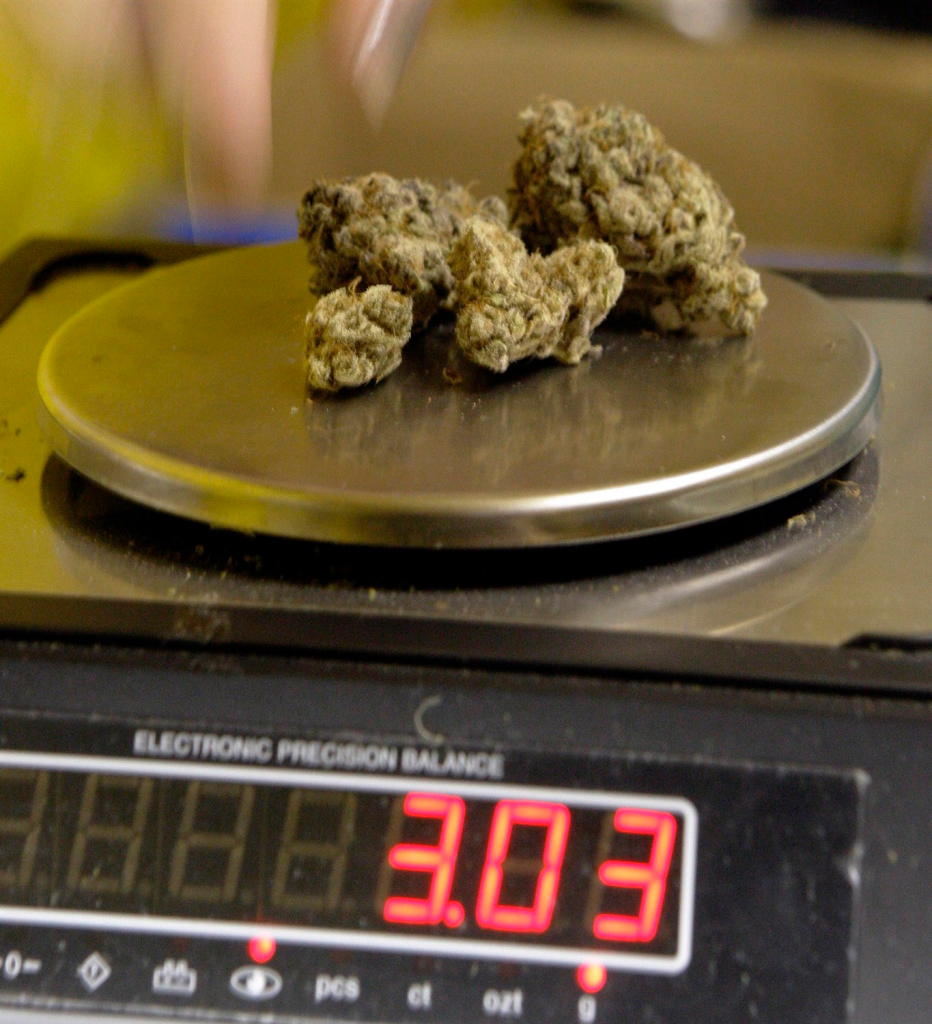 What Does a Gram of Weed Look Like? Daily Edibles