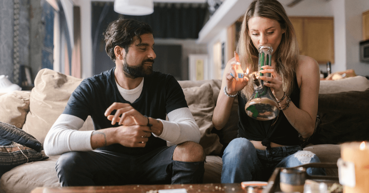 What Is The Difference Between Eating And Smoking Weed? - DE
